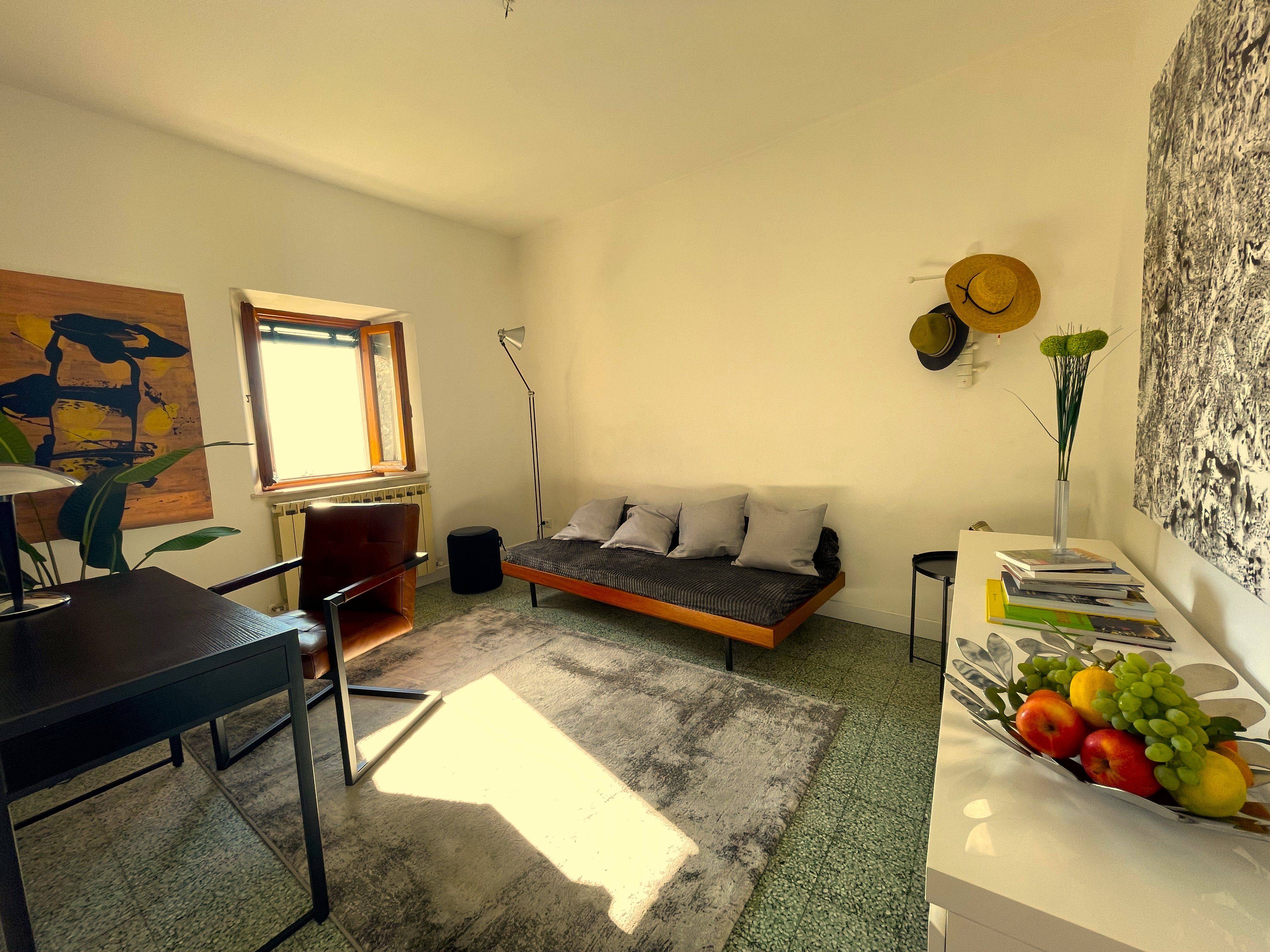 living room on the ground floor with a single bed_klein